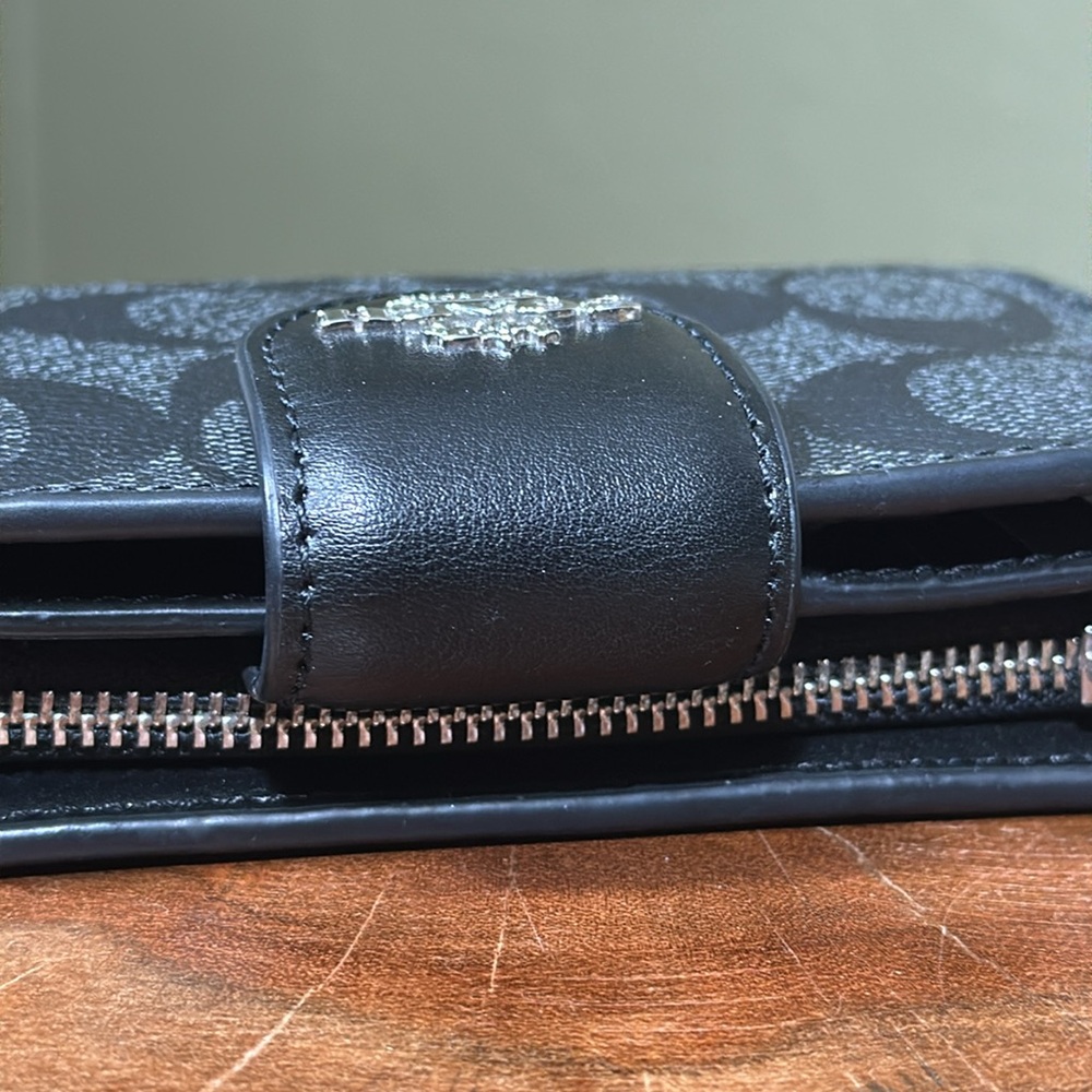 *LIKE NEW* COACH Signature Medium Corner Zip Wallet - Picture 4 of 15